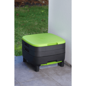 Riverstone Maze Worm Farm outside house