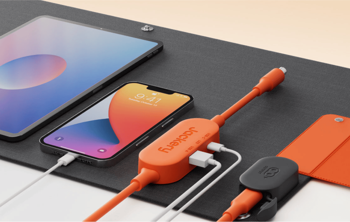 Jackery SolarSaga 40W Mini Solar Panel directly charging devices